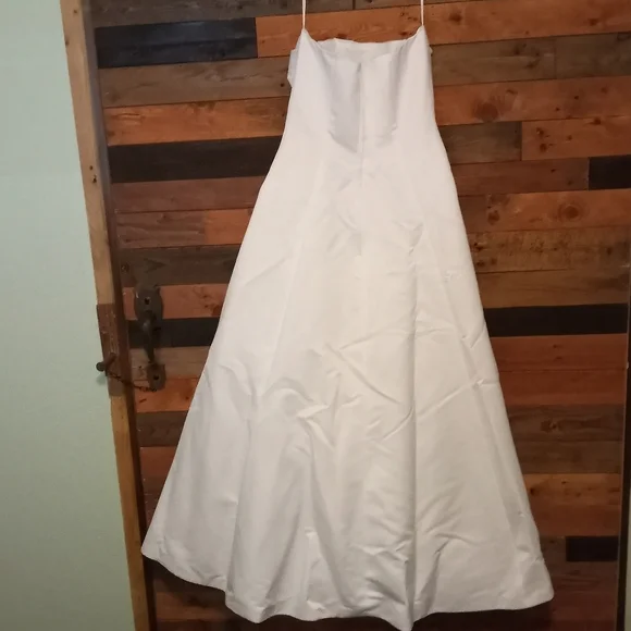 EUC David's Bridal strapless wedding dress by Michaelangelo - 14 - Picture 7 of 11